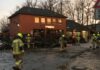 Bevor die Feuerwehr in den Einsatz gehen konnte, musste die Eiche, die das Ortsbild 200 Jahre geprägt hatte und wegen Pilzbefalls in den nächsten Tagen gefällt werden sollte, geräumt werden