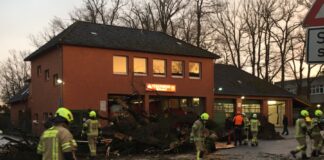 Bevor die Feuerwehr in den Einsatz gehen konnte, musste die Eiche, die das Ortsbild 200 Jahre geprägt hatte und wegen Pilzbefalls in den nächsten Tagen gefällt werden sollte, geräumt werden