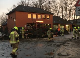 Feuerwehr Wedemark muss sich selbst den Weg frei räumen Bevor die Feuerwehr in den Einsatz gehen konnte, musste die Eiche, die das Ortsbild 200 Jahre geprägt hatte und wegen Pilzbefalls in den nächsten Tagen gefällt werden sollte, geräumt werden