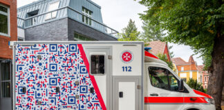 Beklebung eines Rettungswagens zur Aktion "Gaffen tötet".
