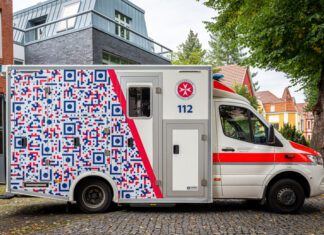 Zum Tag der 112: „Gaffen tötet!“ Beklebung eines Rettungswagens zur Aktion "Gaffen tötet".