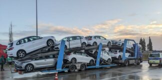 Polizei kontrolliert Schwerlastverkehr und ahndet bei 39 überprüften Fahrzeugen über 90 Verstöße.