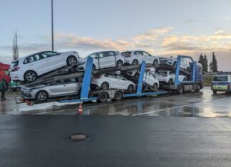 Polizei kontrolliert Schwerlastverkehr und ahndet bei 39 überprüften Fahrzeugen über 90 Verstöße Polizei kontrolliert Schwerlastverkehr und ahndet bei 39 überprüften Fahrzeugen über 90 Verstöße.