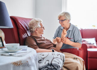 Pflegereform 2022: Neue Regelungen für die Pflege Johanniter-Pflegerin hilft älterer Dame im eigenen Zuhause