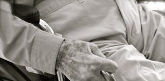 Mann im Rollstuhl