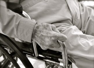 Die Pflegeversicherung im Überblick – kostenloser Vortrag am 17. Januar in Langenhagen Mann im Rollstuhl