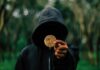 Kaputzenmann mit Bitcoin
