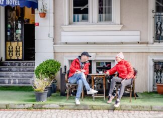 MHH-Team erforscht Nachbarschaftshilfe Mann und Frau sitzen draußen am Tisch und klönen