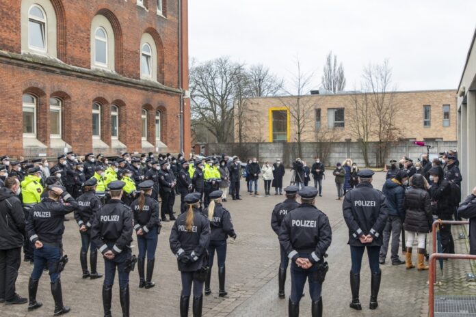 Niedersächsische Polizei und Minister Pistorius beteiligen sich an Gedenken für getötete Polizeibeamtin und getöteten Polizeibeamten in Rheinland-Pfalz.