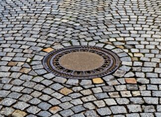 Neue Gullymusik vor Hannovers Hauptbahnhof Gullideckel