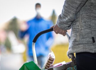 Wettbewerb „Gute Nachbarschaft 2025“ gestartet – Jetzt bewerben! Einkaufskorb tragen