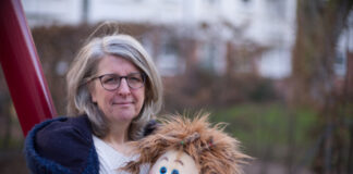 Monika Hartung erzählt ihre Geschichte. Die gelernte Erzieherin kümmert sich seit fünf Jahren ehrenamtlich neben ihrer beruflichen Arbeit um Kinder, deren Schwester oder Bruder unheilbar krank sind.