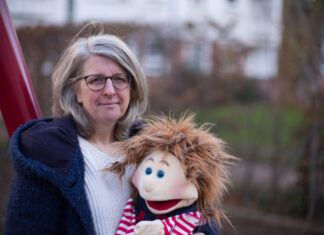 Ronja hilft, ins Gespräch zu kommen Monika Hartung erzählt ihre Geschichte. Die gelernte Erzieherin kümmert sich seit fünf Jahren ehrenamtlich neben ihrer beruflichen Arbeit um Kinder, deren Schwester oder Bruder unheilbar krank sind.