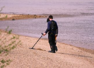 Munitionsfunde und Unfälle durch unerlaubte „Schatzsuche“ mit Metalldetektoren und Magnetangeln nehmen zu Schatzsucher mit Metalldetektor