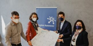 Teamleiter Dr. Wolfgang Jung, Planungsdezernentin Christine Karasch, Regionspräsident Steffen Krach und Fachbereichsleiterin Sonja Beuning präsentieren das neue Kapitel zur Windenergienutzung im Regionalen Raumordnungsprogram.