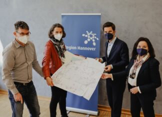 Mehr Platz für Windkraft: Neue Festlegungen für die Region Hannover Teamleiter Dr. Wolfgang Jung, Planungsdezernentin Christine Karasch, Regionspräsident Steffen Krach und Fachbereichsleiterin Sonja Beuning präsentieren das neue Kapitel zur Windenergienutzung im Regionalen Raumordnungsprogram.