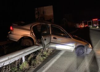 A2 – Unbekannte Person tankt einen Honda Civic ohne zu bezahlen und prallt auf der Flucht gegen einen VW-Transporter PKF auf Leitplanke