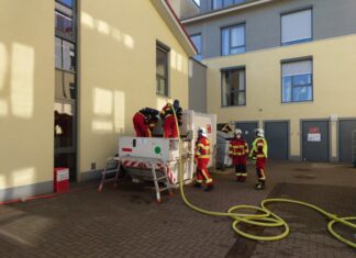 Papiercontainer eines Alten- und Pflegeheimes gerät in Altwarmbüchen Brand Feuerwehreinsatz