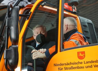 Abbiegeassistent: Nachrüstung von Straßenmeisterei-Fahrzeugen in Niedersachsen abgeschlossen Minister Dr. Bernd Althusmann lässt sich in Berenbostel den Abbiegeassistenten zeigen.