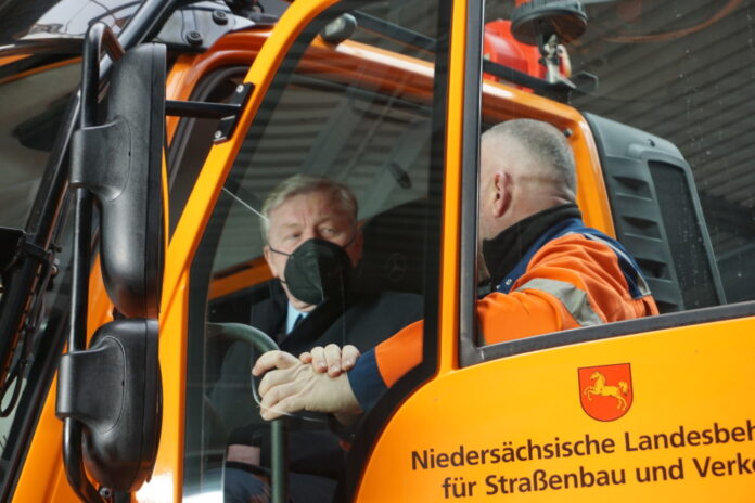 Minister Dr. Bernd Althusmann lässt sich in Berenbostel den Abbiegeassistenten zeigen.