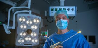 Dr. Wolters mit einem speziellen Endoskop, das beim Rezum-Verfahren eingesetzt wird.