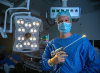 Mit Wasserstrahl und Wasserdampf gegen Prostatabeschwerden Dr. Wolters mit einem speziellen Endoskop, das beim Rezum-Verfahren eingesetzt wird.