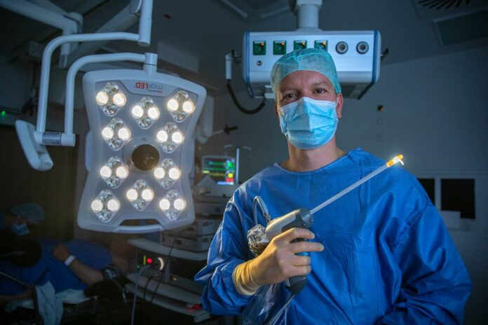 Dr. Wolters mit einem speziellen Endoskop, das beim Rezum-Verfahren eingesetzt wird.