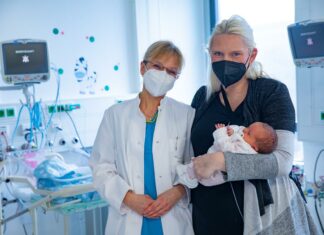 Babyglück trotz schwerer Erkrankung Professorin Karen Olsson (links) mit ihrer Patientin Maria L. und deren Tochter Amelie Maria.