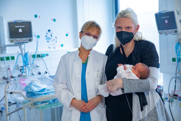 Professorin Karen Olsson (links) mit ihrer Patientin Maria L. und deren Tochter Amelie Maria.