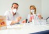 Professor Dr. Stephan Sehmisch (links) und Professorin Dr. Anette S. Debertin. Sie halten Material zur Untersuchung und Spurensicherung in den Händen.