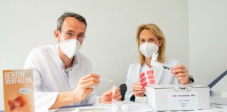 Professor Dr. Stephan Sehmisch (links) und Professorin Dr. Anette S. Debertin. Sie halten Material zur Untersuchung und Spurensicherung in den Händen.