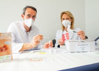 MHH-Notaufnahme jetzt auch Anlaufstelle des Netzwerks ProBeweis Professor Dr. Stephan Sehmisch (links) und Professorin Dr. Anette S. Debertin. Sie halten Material zur Untersuchung und Spurensicherung in den Händen.