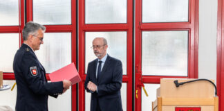 Volker Kluwe, Polizeipräsident in der Polizeidirektion Hannover, ernennt Polizeioberrat Christoph Badenhop zum neuen Leiter der Polizeiinspektion Burgdorf.