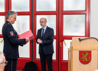 Polizeioberrat Christoph Badenhop übernimmt die Leitung der Polizeiinspektion Burgdorf Volker Kluwe, Polizeipräsident in der Polizeidirektion Hannover, ernennt Polizeioberrat Christoph Badenhop zum neuen Leiter der Polizeiinspektion Burgdorf.