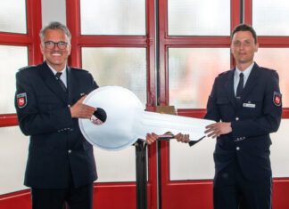 Polizeirat Nils Becker ist neuer Leiter des Polizeikommissariats Langenhagen Polizeioberrat Christoph Badenhop (li.) übergibt symbolisch den Schlüssel zum Polizeikommissariat Langenhagen an Polizeirat Nils Becker, der die Leitung zum 01.April 2022 übernimmt.