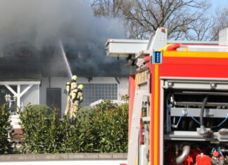 Einfamilienhaus brennt in Mellendorf – Wedemarker Feuerwehren im Großeinsatz Feuerwehreinsatz