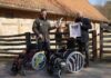 Andreas M. Casdorff und Lukasz Puszkarek praesentieren die neuen Zoo-Rollstuehle. Im Hintergrund Patenziegenbock Paul
