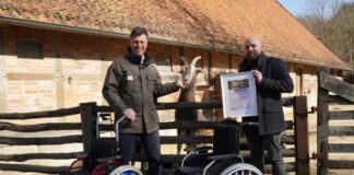 Andreas M. Casdorff und Lukasz Puszkarek praesentieren die neuen Zoo-Rollstuehle. Im Hintergrund Patenziegenbock Paul