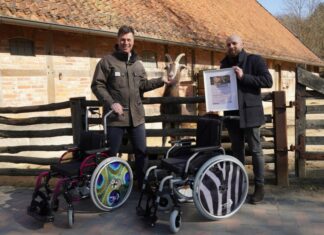 Rollend auf Weltreise im Erlebnis-Zoo Hannover Andreas M. Casdorff und Lukasz Puszkarek praesentieren die neuen Zoo-Rollstuehle. Im Hintergrund Patenziegenbock Paul