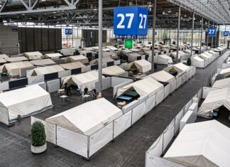 Geflüchtete können Zeltdörfer in der Messehalle 27 in Hannover beziehen Flüchtlingsunterkunft für 1152 Personen bereit