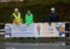 Die ADFC-Mitglieder Reinhard Spörer, Rudi Eifert und Adolf Klumps (v.i.) haben das Banner am Hainhäuser Weg aufgehängt: Nun weisen sie auf die beiden so wichtigen Abstände Kfz/Rad/Kfz von min. 1,5 m bzw. min. 1,0 m hin.
