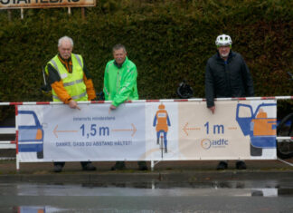 1,5 m Mindestabstand macht Radfahren sicherer Die ADFC-Mitglieder Reinhard Spörer, Rudi Eifert und Adolf Klumps (v.i.) haben das Banner am Hainhäuser Weg aufgehängt: Nun weisen sie auf die beiden so wichtigen Abstände Kfz/Rad/Kfz von min. 1,5 m bzw. min. 1,0 m hin.