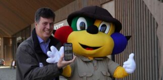 Die neue Zoo-App ist da - Zoo-Geschäftsführer Andreas Casdorff und Maskottchen Tatzi Tatz stellen sie vor.