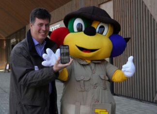 Erlebnis-Zoo Hannover stellt die Neuheiten der Sommersaison 2022 vor Die neue Zoo-App ist da - Zoo-Geschäftsführer Andreas Casdorff und Maskottchen Tatzi Tatz stellen sie vor.