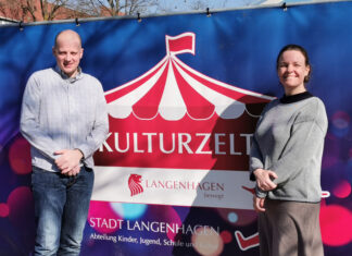„Diskurs im Zelt“ – Mitmachaktion für Schülerinnen und Schüler in Langenhagen (von links): Carsten Jakubowski, Bildungsmanager der Stadt Langenhagen und Eva Bender, Sozialdezernentin der Stadt Langenhagen planen gemeinsam mit Fachleuten und den Schulen den „Diskurs im Zelt“