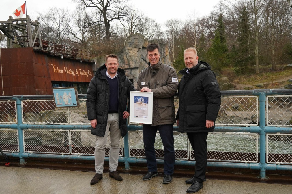 Eisbär-Patenschaft - Zoo-Geschäftsführer Andreas Casdorff überreicht Patenschaftsurkunde an Björn und Lars Retzbach (v.l.)