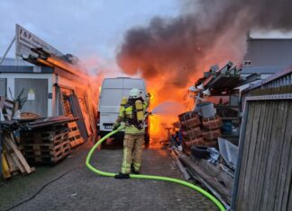 Lagerhallenbrand in Langenhagen-Godshorn Feuerwehreinsatz