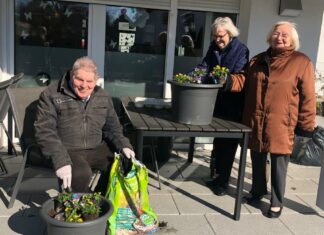 Frühlingsstimmung in der DRK-Tagespflege Langenhagen Rücker und Isolde Röder haben Spaß bei der Pflanzaktion.
