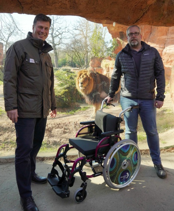 Ganz nah dran - Andreas M. Casdorff und Marco Möller mit dem neuen Junior-Rollstuhl bei den Löwen