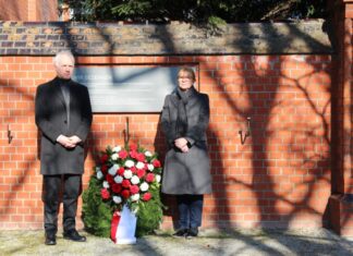 Kranzniederlegung in der Gedenkstätte Ahlem Petra Rudszuck, stellvertretende Regionspräsidentin, und Bürgermeister Thomas Klapproth erinnerten mit einem Kranz an die Verfolgung und Ermordung der Sinti und Roma im Nationalsozialismus.